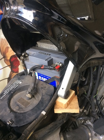 Replace battery BMW R1100R