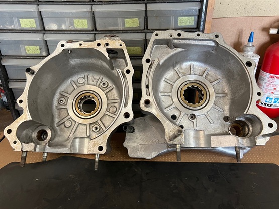 850 Commando crankcase halves