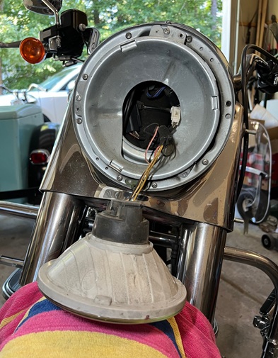 remove and install headlight bulb Harley FLHR