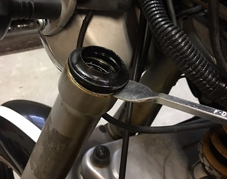 1995 BMW R1100R replace fork seals BMW R1100R replace leaking fork seals