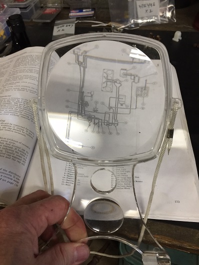 Magnifying glass with large viewing area