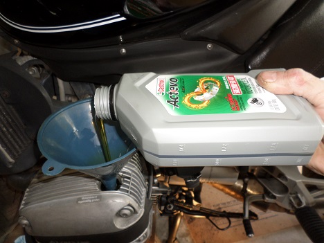 BMW R1100R maintenance and repair BMW Oilhead oil change