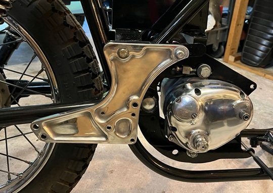commando z plates install battery tray install 1974 Norton Commando