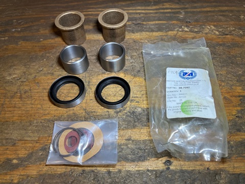 fork bush and seal kit Norton Commando bushing and seal kit Norton 06-7092